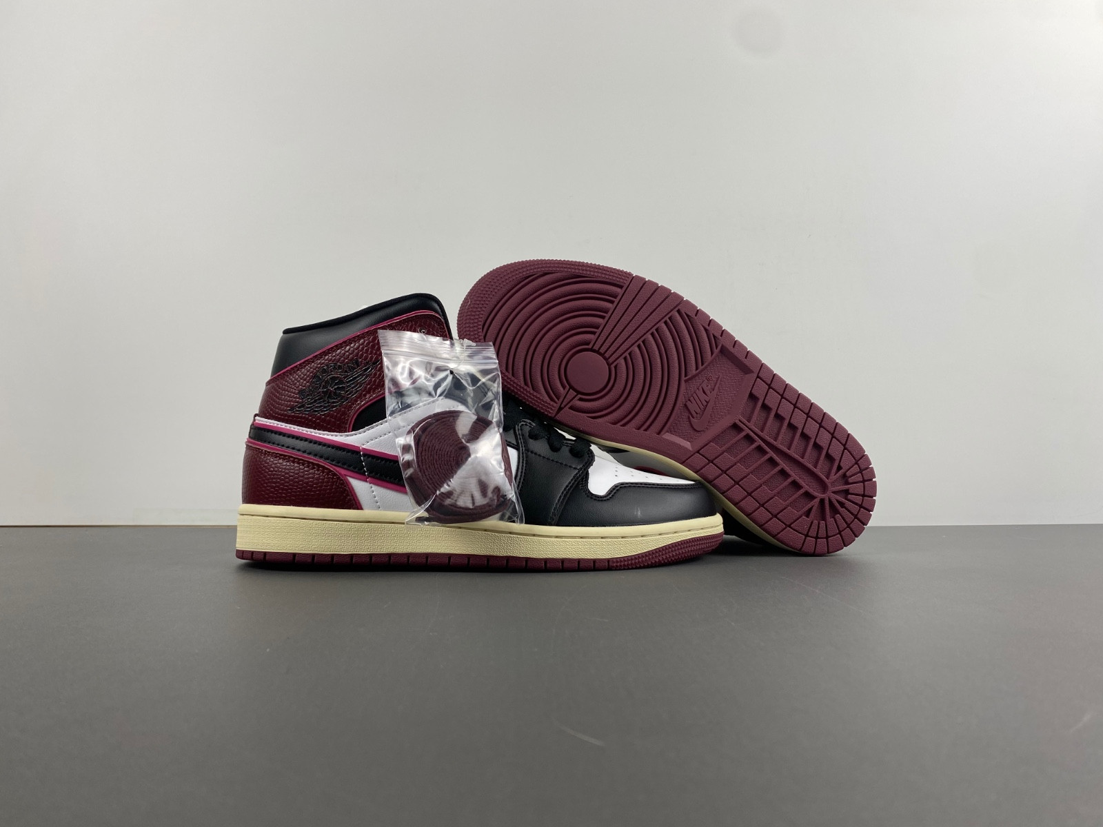 air jordan 1 mid wmns "sail/black/active pink" fq7818-101