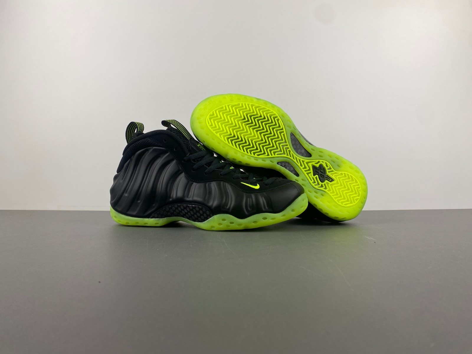 Nike Air Foamposite One Black Volt HF2902-001 Nike Air Foamposite One Black Volt HF2902-001