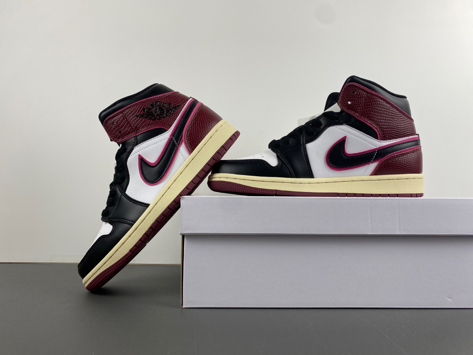 air jordan 1 mid wmns "sail/black/active pink" fq7818-101