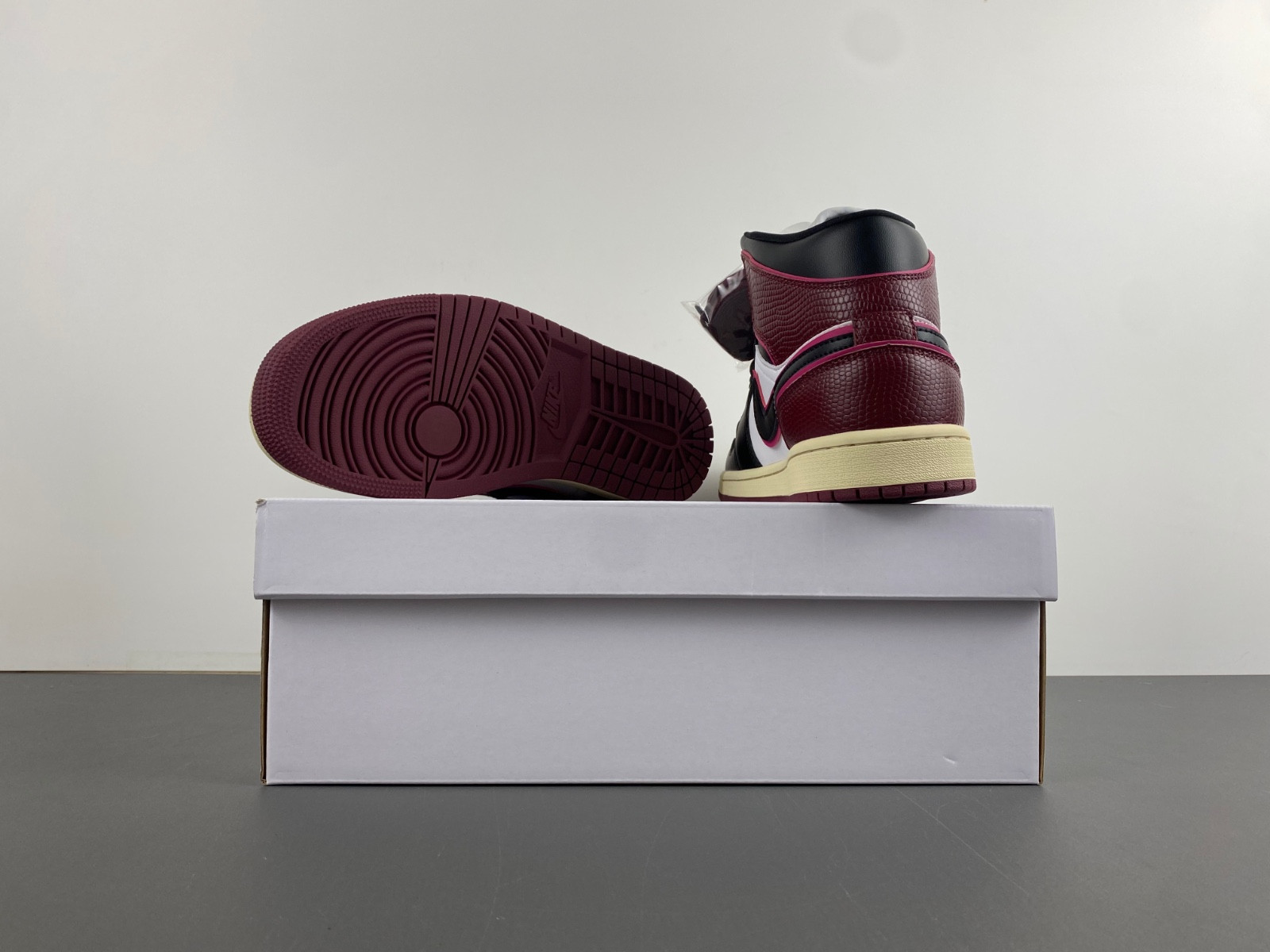 air jordan 1 mid wmns "sail/black/active pink" fq7818-101