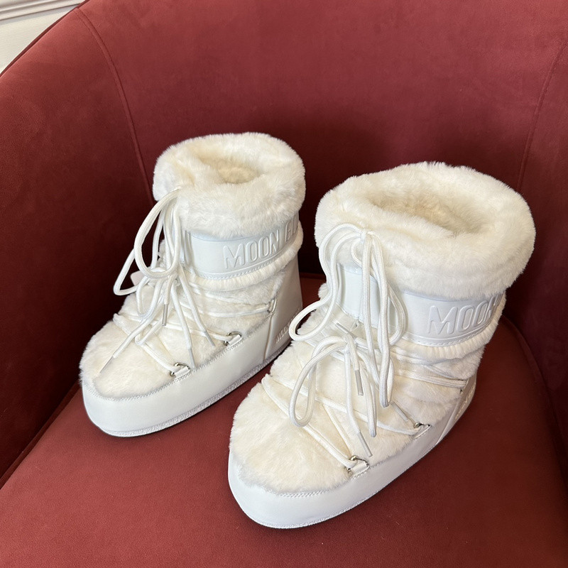 mOON bOOT