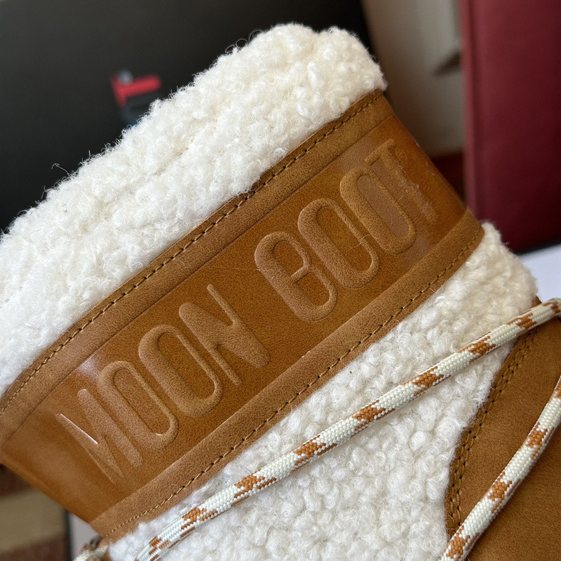 mOON bOOT