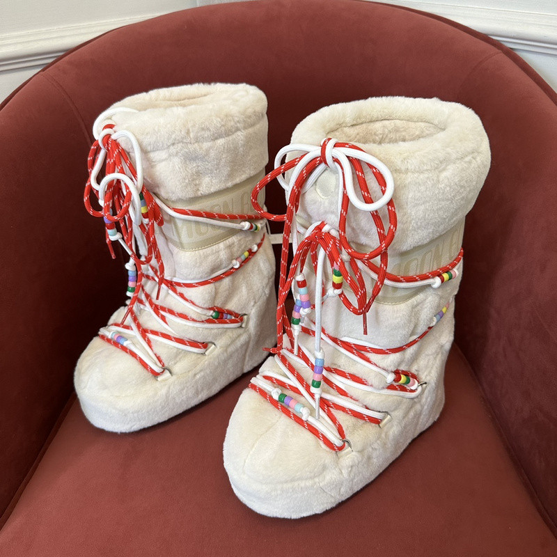 mOON bOOT