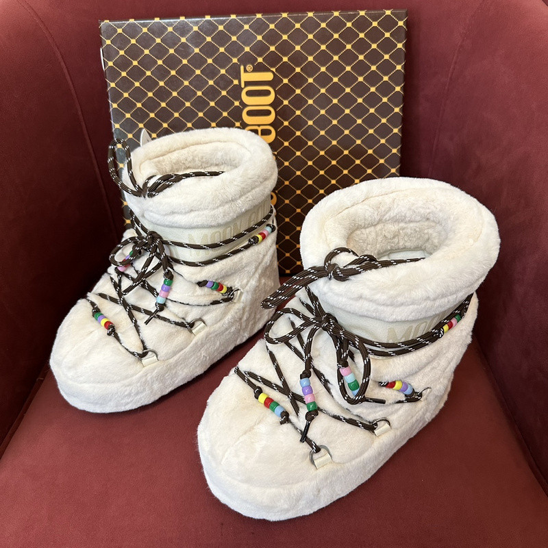 mOON bOOT